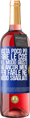 29,95 € Spedizione Gratuita | Vino rosato Edizione ROSÉ Basta poco per fare le cose nel modo giusto, ma ancor meno per farle nel modo sbagliato Etichetta Blu. Etichetta personalizzabile Vino giovane Raccogliere 2023 Tempranillo