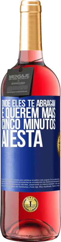 29,95 € Envio grátis | Vinho rosé Edição ROSÉ Onde eles te abraçam e querem mais cinco minutos, aí está Etiqueta Azul. Etiqueta personalizável Vinho jovem Colheita 2024 Tempranillo