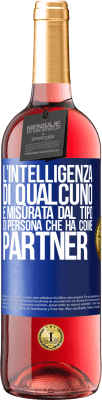 29,95 € Spedizione Gratuita | Vino rosato Edizione ROSÉ L'intelligenza di qualcuno è misurata dal tipo di persona che ha come partner Etichetta Blu. Etichetta personalizzabile Vino giovane Raccogliere 2023 Tempranillo