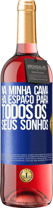 29,95 € Envio grátis | Vinho rosé Edição ROSÉ Na minha cama há espaço para todos os seus sonhos Etiqueta Azul. Etiqueta personalizável Vinho jovem Colheita 2024 Tempranillo