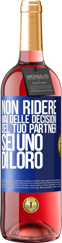 29,95 € Spedizione Gratuita | Vino rosato Edizione ROSÉ Non ridere mai delle decisioni del tuo partner. Sei uno di loro Etichetta Blu. Etichetta personalizzabile Vino giovane Raccogliere 2024 Tempranillo