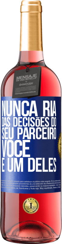 29,95 € Envio grátis | Vinho rosé Edição ROSÉ Nunca ria das decisões do seu parceiro. Você é um deles Etiqueta Azul. Etiqueta personalizável Vinho jovem Colheita 2024 Tempranillo