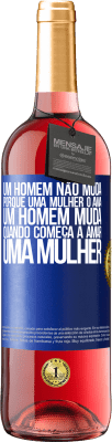 29,95 € Envio grátis | Vinho rosé Edição ROSÉ Um homem não muda porque uma mulher o ama. Um homem muda quando começa a amar uma mulher Etiqueta Azul. Etiqueta personalizável Vinho jovem Colheita 2024 Tempranillo