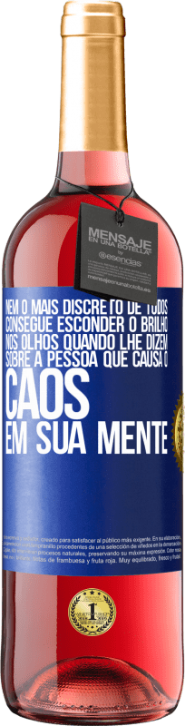 29,95 € Envio grátis | Vinho rosé Edição ROSÉ Nem o mais discreto de todos consegue esconder o brilho nos olhos quando lhe dizem sobre a pessoa que causa o caos em sua Etiqueta Azul. Etiqueta personalizável Vinho jovem Colheita 2024 Tempranillo