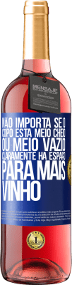 29,95 € Envio grátis | Vinho rosé Edição ROSÉ Não importa se o copo está meio cheio ou meio vazio. Claramente, há espaço para mais vinho Etiqueta Azul. Etiqueta personalizável Vinho jovem Colheita 2025 Tempranillo