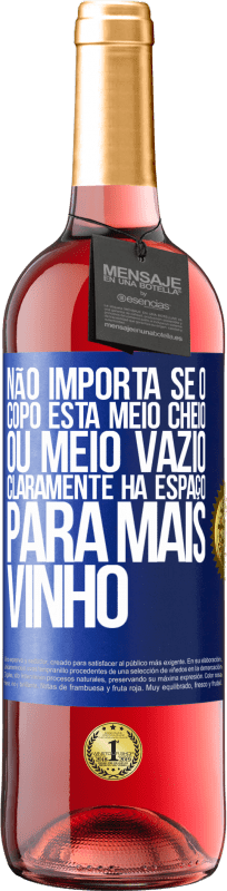 29,95 € Envio grátis | Vinho rosé Edição ROSÉ Não importa se o copo está meio cheio ou meio vazio. Claramente, há espaço para mais vinho Etiqueta Azul. Etiqueta personalizável Vinho jovem Colheita 2024 Tempranillo