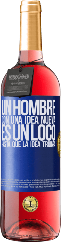 29,95 € Envío gratis | Vino Rosado Edición ROSÉ Un hombre con una idea nueva es un loco hasta que la idea triunfa Etiqueta Azul. Etiqueta personalizable Vino joven Cosecha 2024 Tempranillo