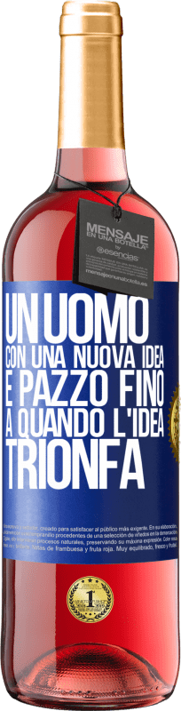 29,95 € Spedizione Gratuita | Vino rosato Edizione ROSÉ Un uomo con una nuova idea è pazzo fino a quando l'idea trionfa Etichetta Blu. Etichetta personalizzabile Vino giovane Raccogliere 2024 Tempranillo