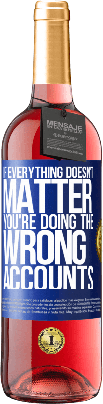 29,95 € 送料無料 | ロゼワイン ROSÉエディション すべてが重要でない場合、あなたは間違ったアカウントをしている 青いタグ. カスタマイズ可能なラベル 若いワイン 収穫 2025 Tempranillo