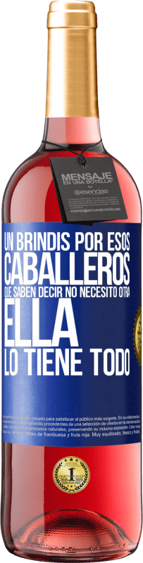 29,95 € Envío gratis | Vino Rosado Edición ROSÉ Un brindis por esos caballeros que saben decir No necesito otra, ella lo tiene todo Etiqueta Azul. Etiqueta personalizable Vino joven Cosecha 2024 Tempranillo