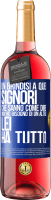 29,95 € Spedizione Gratuita | Vino rosato Edizione ROSÉ Un brindisi a quei signori che sanno come dire Non ho bisogno di un altro, lei ha tutto Etichetta Blu. Etichetta personalizzabile Vino giovane Raccogliere 2025 Tempranillo