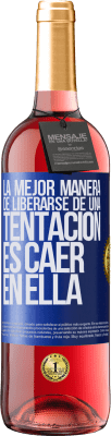 29,95 € Envío gratis | Vino Rosado Edición ROSÉ La mejor manera de liberarse de una tentación es caer en ella Etiqueta Azul. Etiqueta personalizable Vino joven Cosecha 2025 Tempranillo