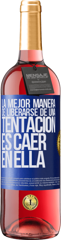 29,95 € Envío gratis | Vino Rosado Edición ROSÉ La mejor manera de liberarse de una tentación es caer en ella Etiqueta Azul. Etiqueta personalizable Vino joven Cosecha 2024 Tempranillo