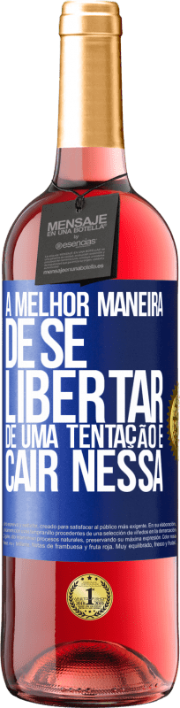 29,95 € Envio grátis | Vinho rosé Edição ROSÉ A melhor maneira de se libertar de uma tentação é cair nessa Etiqueta Azul. Etiqueta personalizável Vinho jovem Colheita 2024 Tempranillo