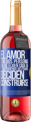 29,95 € Envío gratis | Vino Rosado Edición ROSÉ El amor son dos personas que se eligen cada día, y que pudiendo destruirse, deciden construirse Etiqueta Azul. Etiqueta personalizable Vino joven Cosecha 2023 Tempranillo