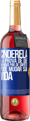 29,95 € Envio grátis | Vinho rosé Edição ROSÉ Cinderela é a prova de que um novo par de sapatos pode mudar sua vida Etiqueta Azul. Etiqueta personalizável Vinho jovem Colheita 2024 Tempranillo