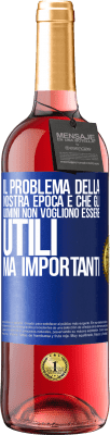 29,95 € Spedizione Gratuita | Vino rosato Edizione ROSÉ Il problema della nostra epoca è che gli uomini non vogliono essere utili, ma importanti Etichetta Blu. Etichetta personalizzabile Vino giovane Raccogliere 2024 Tempranillo