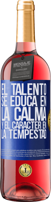 29,95 € Envío gratis | Vino Rosado Edición ROSÉ El talento se educa en la calma y el carácter en la tempestad Etiqueta Azul. Etiqueta personalizable Vino joven Cosecha 2024 Tempranillo