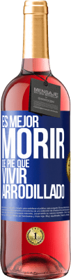 29,95 € Envío gratis | Vino Rosado Edición ROSÉ Es mejor morir de pie que vivir arrodillado Etiqueta Azul. Etiqueta personalizable Vino joven Cosecha 2023 Tempranillo