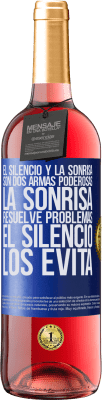 29,95 € Envío gratis | Vino Rosado Edición ROSÉ El silencio y la sonrisa son dos armas poderosas. La sonrisa resuelve problemas, el silencio los evita Etiqueta Azul. Etiqueta personalizable Vino joven Cosecha 2024 Tempranillo