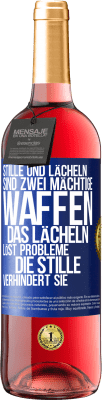 29,95 € Kostenloser Versand | Roséwein ROSÉ Ausgabe Stille und Lächeln sind zwei mächtige Waffen. Das Lächeln löst Probleme, die Stille verhindert sie Blaue Markierung. Anpassbares Etikett Junger Wein Ernte 2025 Tempranillo