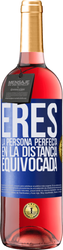 29,95 € Envío gratis | Vino Rosado Edición ROSÉ Eres la persona perfecta en la distancia equivocada Etiqueta Azul. Etiqueta personalizable Vino joven Cosecha 2024 Tempranillo