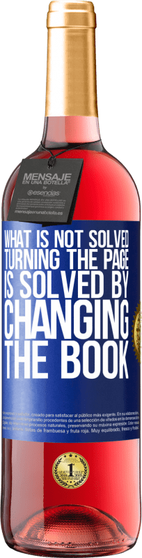 29,95 € Free Shipping | Rosé Wine ROSÉ Edition What is not solved turning the page, is solved by changing the book Blue Label. Customizable label Young wine Harvest 2024 Tempranillo