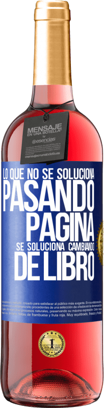 29,95 € Envío gratis | Vino Rosado Edición ROSÉ Lo que no se soluciona pasando página, se soluciona cambiando de libro Etiqueta Azul. Etiqueta personalizable Vino joven Cosecha 2024 Tempranillo