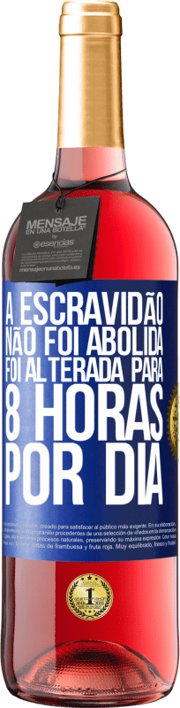 29,95 € Envio grátis | Vinho rosé Edição ROSÉ A escravidão não foi abolida, foi alterada para 8 horas por dia Etiqueta Azul. Etiqueta personalizável Vinho jovem Colheita 2024 Tempranillo