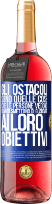 29,95 € Spedizione Gratuita | Vino rosato Edizione ROSÉ Gli ostacoli sono quelle cose che le persone vedono quando smettono di guardare ai loro obiettivi Etichetta Blu. Etichetta personalizzabile Vino giovane Raccogliere 2023 Tempranillo