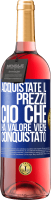 29,95 € Spedizione Gratuita | Vino rosato Edizione ROSÉ Acquistate il prezzo. Ciò che ha valore viene conquistato Etichetta Blu. Etichetta personalizzabile Vino giovane Raccogliere 2023 Tempranillo