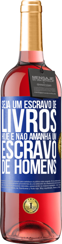 29,95 € Envio grátis | Vinho rosé Edição ROSÉ Seja um escravo de livros hoje e não amanhã um escravo de homens Etiqueta Azul. Etiqueta personalizável Vinho jovem Colheita 2024 Tempranillo