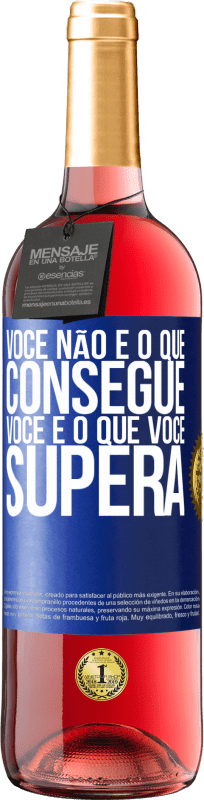 29,95 € Envio grátis | Vinho rosé Edição ROSÉ Você não é o que consegue. Você é o que você supera Etiqueta Azul. Etiqueta personalizável Vinho jovem Colheita 2024 Tempranillo