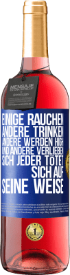 29,95 € Kostenloser Versand | Roséwein ROSÉ Ausgabe Einige rauchen, andere trinken, andere werden high und andere verlieben sich. Jeder tötet sich auf seine Weise Blaue Markierung. Anpassbares Etikett Junger Wein Ernte 2023 Tempranillo