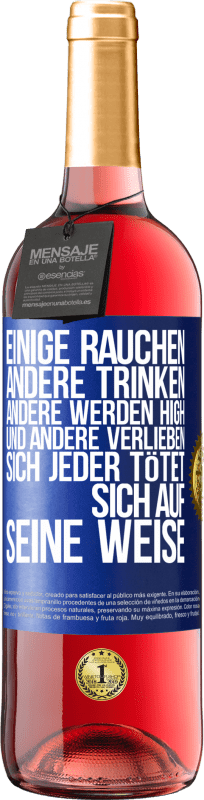 29,95 € Kostenloser Versand | Roséwein ROSÉ Ausgabe Einige rauchen, andere trinken, andere werden high und andere verlieben sich. Jeder tötet sich auf seine Weise Blaue Markierung. Anpassbares Etikett Junger Wein Ernte 2024 Tempranillo