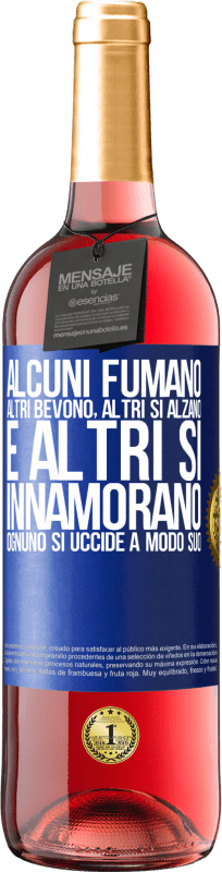 29,95 € Spedizione Gratuita | Vino rosato Edizione ROSÉ Alcuni fumano, altri bevono, altri si alzano e altri si innamorano. Ognuno si uccide a modo suo Etichetta Blu. Etichetta personalizzabile Vino giovane Raccogliere 2024 Tempranillo