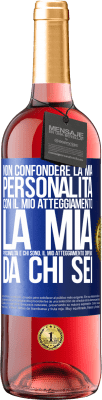 29,95 € Spedizione Gratuita | Vino rosato Edizione ROSÉ Non confondere la mia personalità con il mio atteggiamento. La mia personalità è chi sono. Il mio atteggiamento dipende da Etichetta Blu. Etichetta personalizzabile Vino giovane Raccogliere 2023 Tempranillo