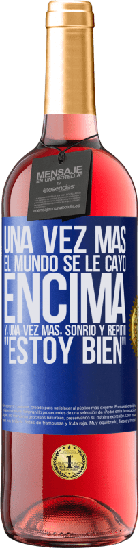 29,95 € Envío gratis | Vino Rosado Edición ROSÉ Una vez más, el mundo se le cayó encima. Y, una vez más, sonrió y repitió Estoy bien Etiqueta Azul. Etiqueta personalizable Vino joven Cosecha 2024 Tempranillo