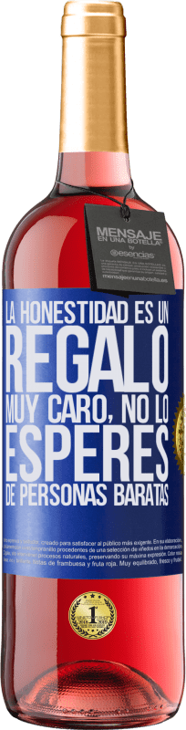 29,95 € Envío gratis | Vino Rosado Edición ROSÉ La honestidad es un regalo muy caro. No lo esperes de personas baratas Etiqueta Azul. Etiqueta personalizable Vino joven Cosecha 2023 Tempranillo