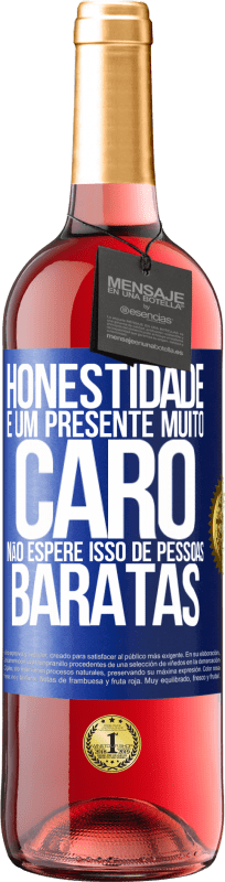 29,95 € Envio grátis | Vinho rosé Edição ROSÉ Honestidade é um presente muito caro. Não espere isso de pessoas baratas Etiqueta Azul. Etiqueta personalizável Vinho jovem Colheita 2024 Tempranillo