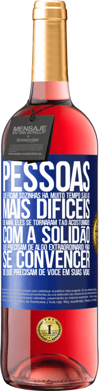 29,95 € Envio grátis | Vinho rosé Edição ROSÉ Pessoas que ficam sozinhas há muito tempo são as mais difíceis de amar. Eles se tornaram tão acostumados com a solidão que Etiqueta Azul. Etiqueta personalizável Vinho jovem Colheita 2024 Tempranillo