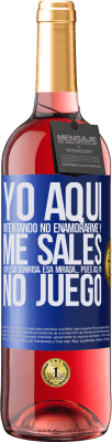 29,95 € Envío gratis | Vino Rosado Edición ROSÉ Yo aquí, intentando no enamorarme y me sales con esa sonrisa, esa mirada… pues así ya no juego Etiqueta Azul. Etiqueta personalizable Vino joven Cosecha 2024 Tempranillo