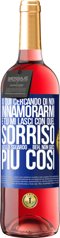 29,95 € Spedizione Gratuita | Vino rosato Edizione ROSÉ Qui sto cercando di non innamorarmi e tu mi lasci con quel sorriso, quello sguardo ... beh, non gioco più così Etichetta Blu. Etichetta personalizzabile Vino giovane Raccogliere 2024 Tempranillo