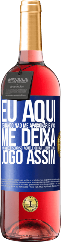 29,95 € Envio grátis | Vinho rosé Edição ROSÉ Eu aqui tentando não me apaixonar e você me deixa com aquele sorriso, aquele olhar ... bem, eu não brinco assim Etiqueta Azul. Etiqueta personalizável Vinho jovem Colheita 2024 Tempranillo