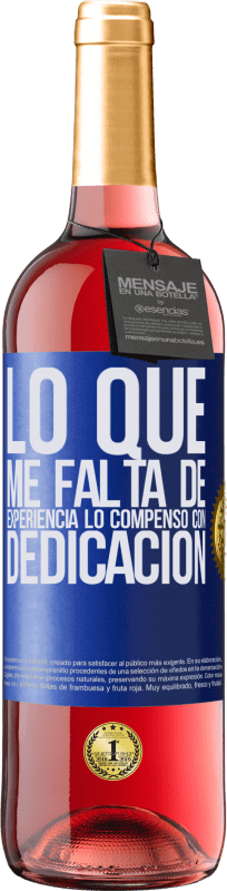 29,95 € Envío gratis | Vino Rosado Edición ROSÉ Lo que me falta de experiencia lo compenso con dedicación Etiqueta Azul. Etiqueta personalizable Vino joven Cosecha 2024 Tempranillo