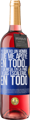 29,95 € Envío gratis | Vino Rosado Edición ROSÉ Yo quiero un hombre que me apoye en todo… En la mesa, en la pared, en las escaleras… En todo Etiqueta Azul. Etiqueta personalizable Vino joven Cosecha 2024 Tempranillo