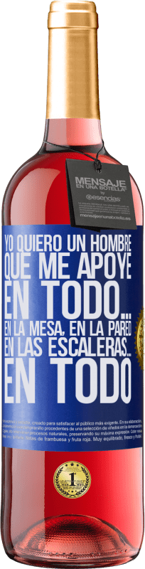 29,95 € Envío gratis | Vino Rosado Edición ROSÉ Yo quiero un hombre que me apoye en todo… En la mesa, en la pared, en las escaleras… En todo Etiqueta Azul. Etiqueta personalizable Vino joven Cosecha 2024 Tempranillo