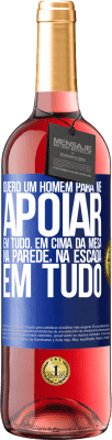 29,95 € Envio grátis | Vinho rosé Edição ROSÉ Quero um homem para me apoiar em tudo ... Em cima da mesa, na parede, na escada ... Em tudo Etiqueta Azul. Etiqueta personalizável Vinho jovem Colheita 2024 Tempranillo