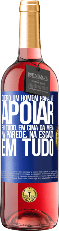 29,95 € Envio grátis | Vinho rosé Edição ROSÉ Quero um homem para me apoiar em tudo ... Em cima da mesa, na parede, na escada ... Em tudo Etiqueta Azul. Etiqueta personalizável Vinho jovem Colheita 2024 Tempranillo