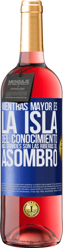 29,95 € Envío gratis | Vino Rosado Edición ROSÉ Mientras mayor es la isla del conocimiento, más grandes son las riberas del asombro Etiqueta Azul. Etiqueta personalizable Vino joven Cosecha 2024 Tempranillo